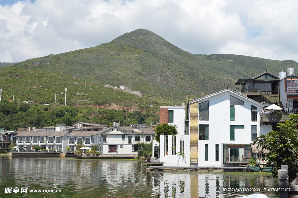 湖畔村落 青山下的宁静景致