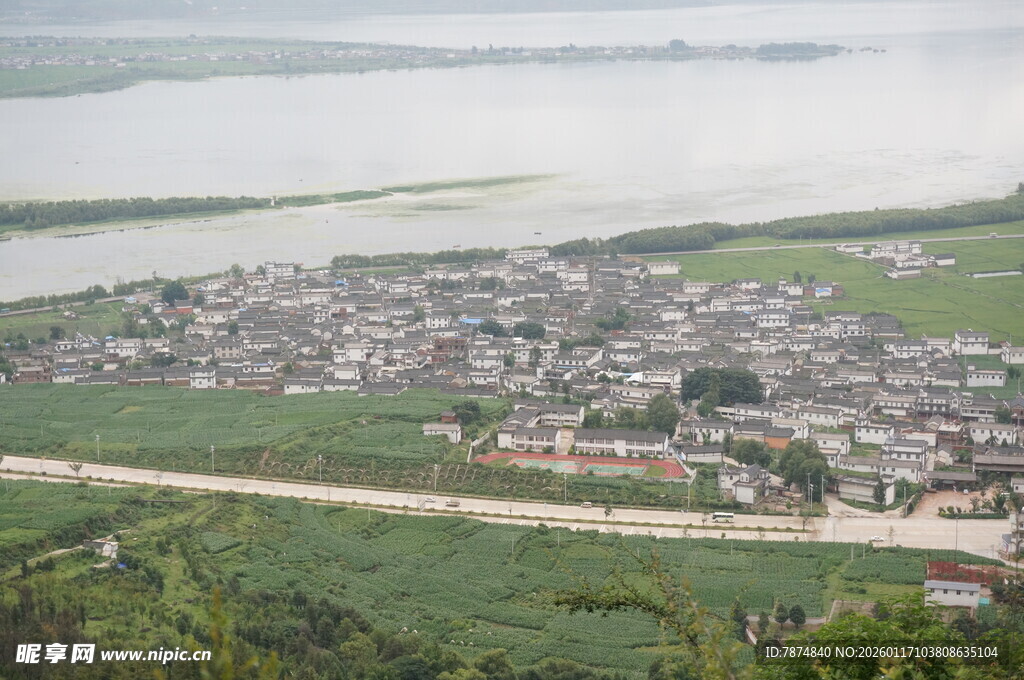 俯瞰河边村落景观