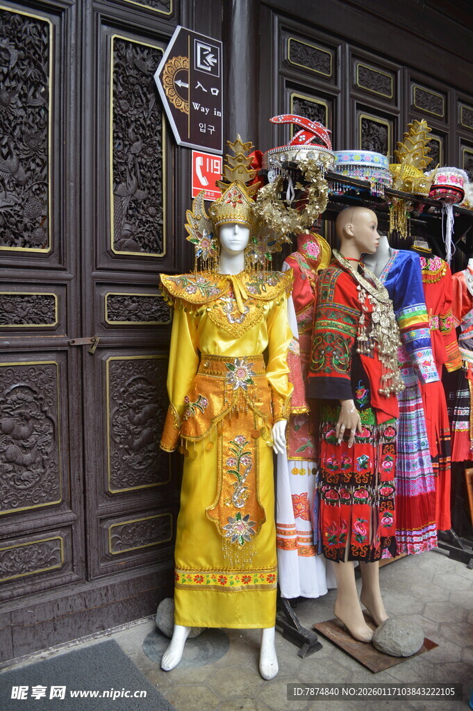 传统服饰人偶展示于古门前