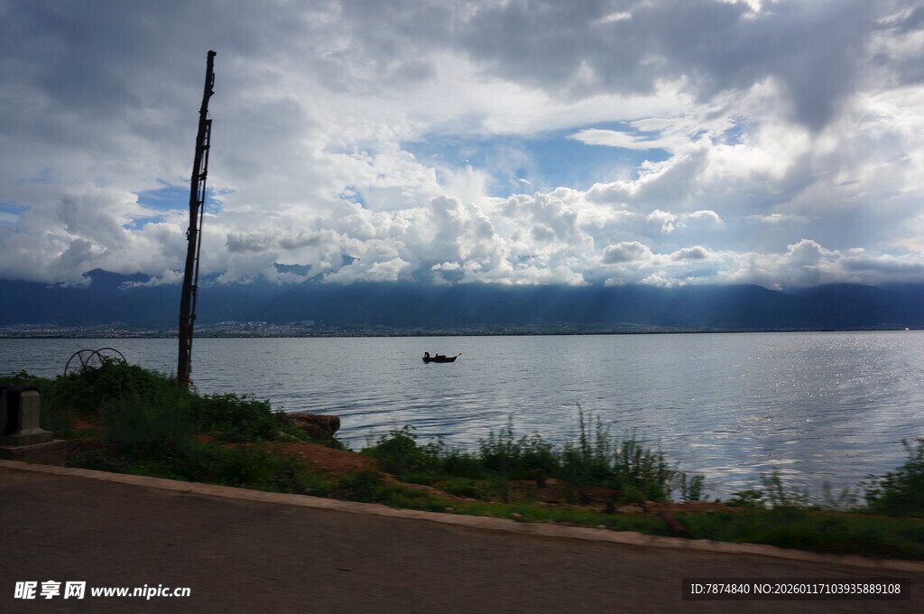 湖畔公路边的宁静风景