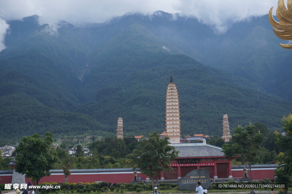 山间古塔与建筑景观