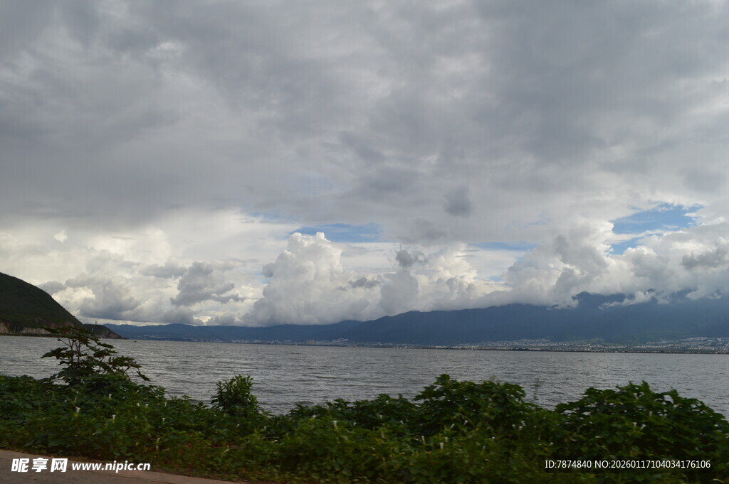 湖畔乌云下的自然景致