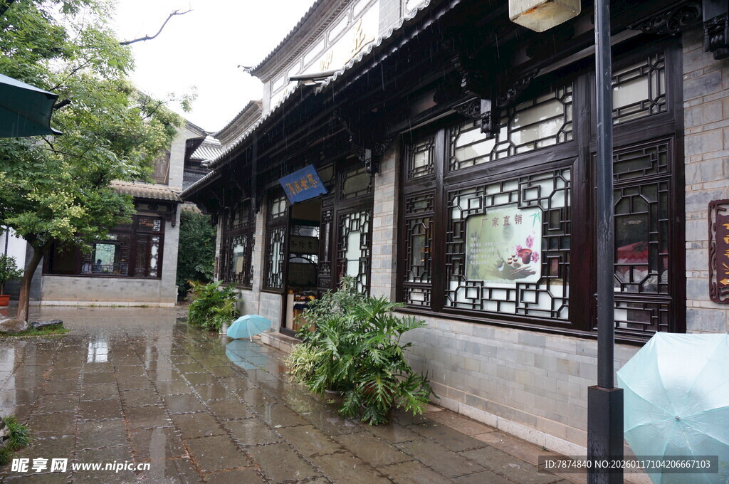 江南水乡古店铺雨后景致