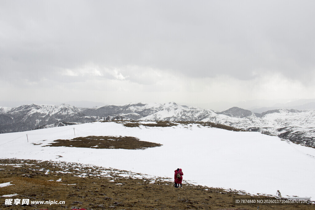 雪山中的孤独徒步者