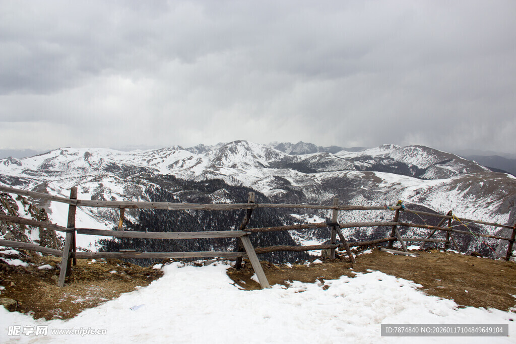 雪山围栏风景