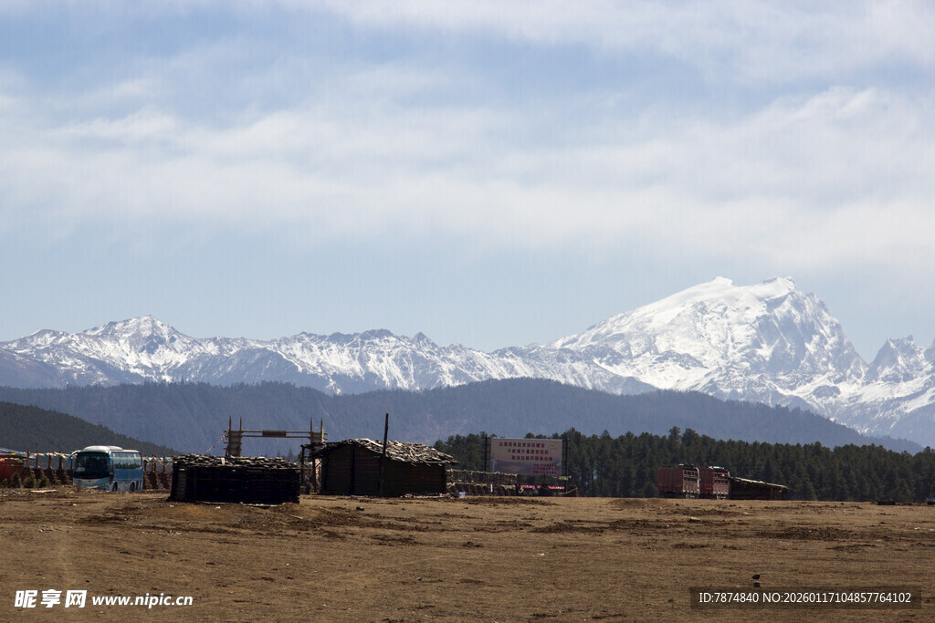 雪山下的开阔原野风光