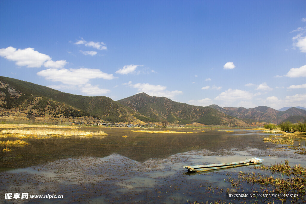山水相依的宁静自然景观
