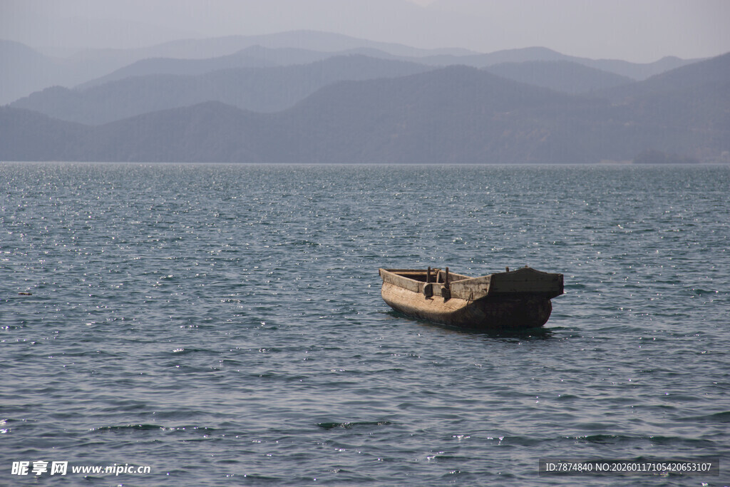 孤舟泛于辽阔湖面