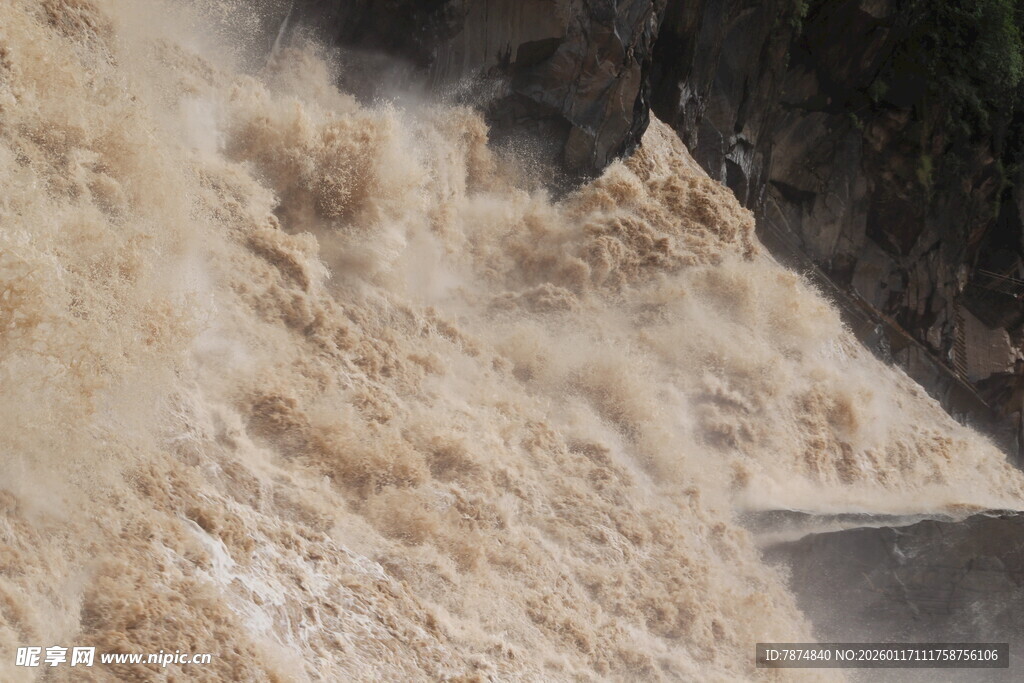 汹涌澎湃的湍急水流