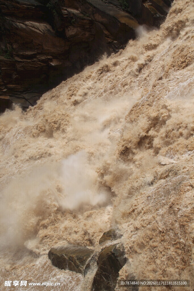 湍急河流激起滚滚水花