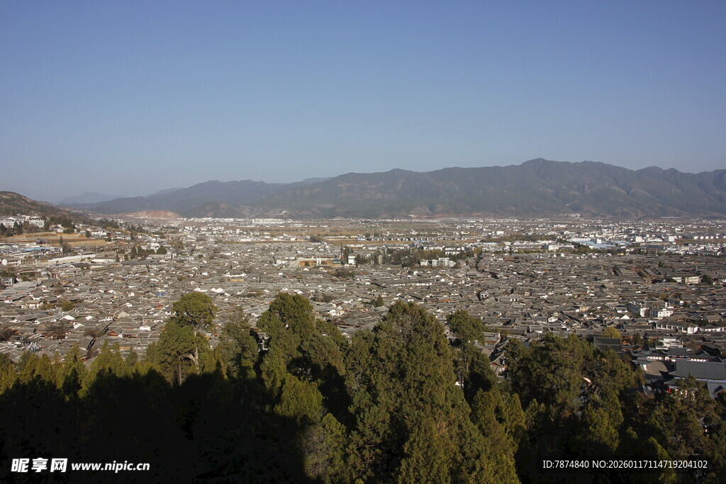 俯瞰城市与远山景色