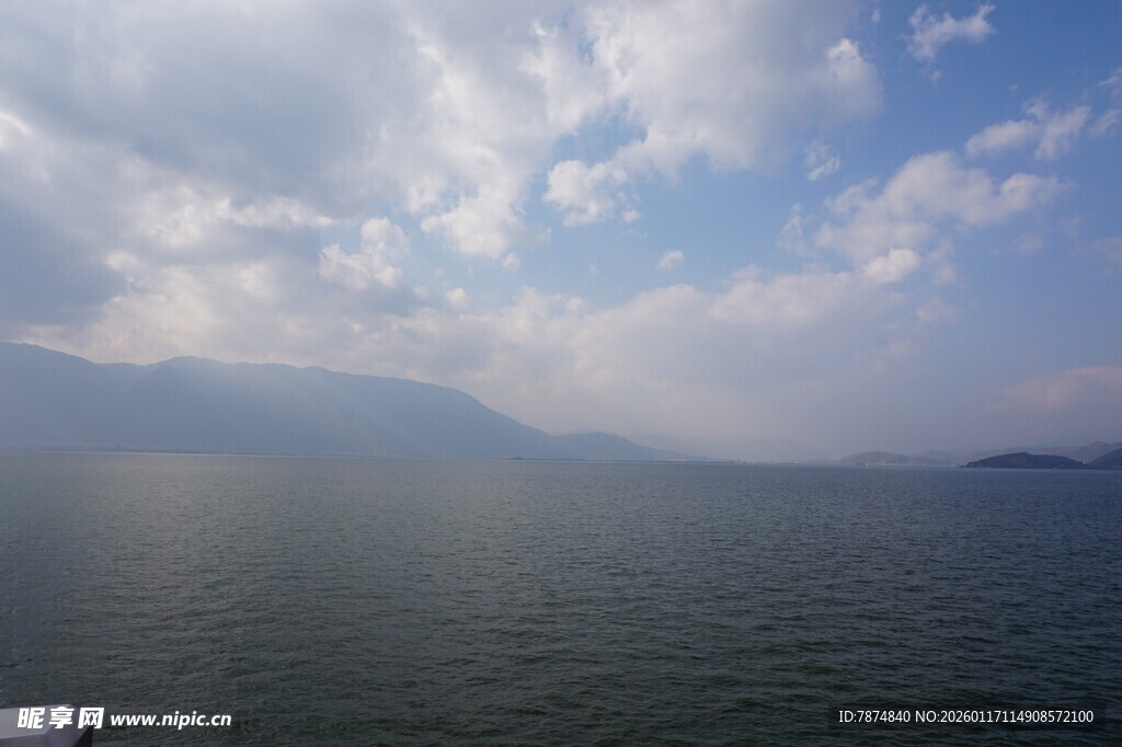 湖畔蓝天碧水远景如画