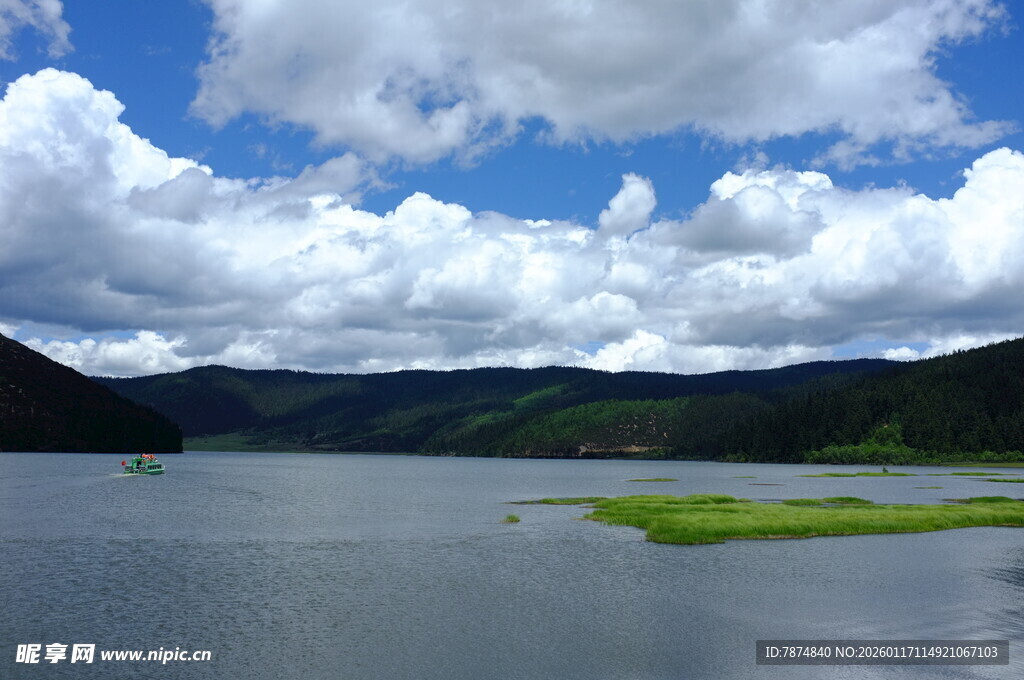 湖畔蓝天青山美景如画