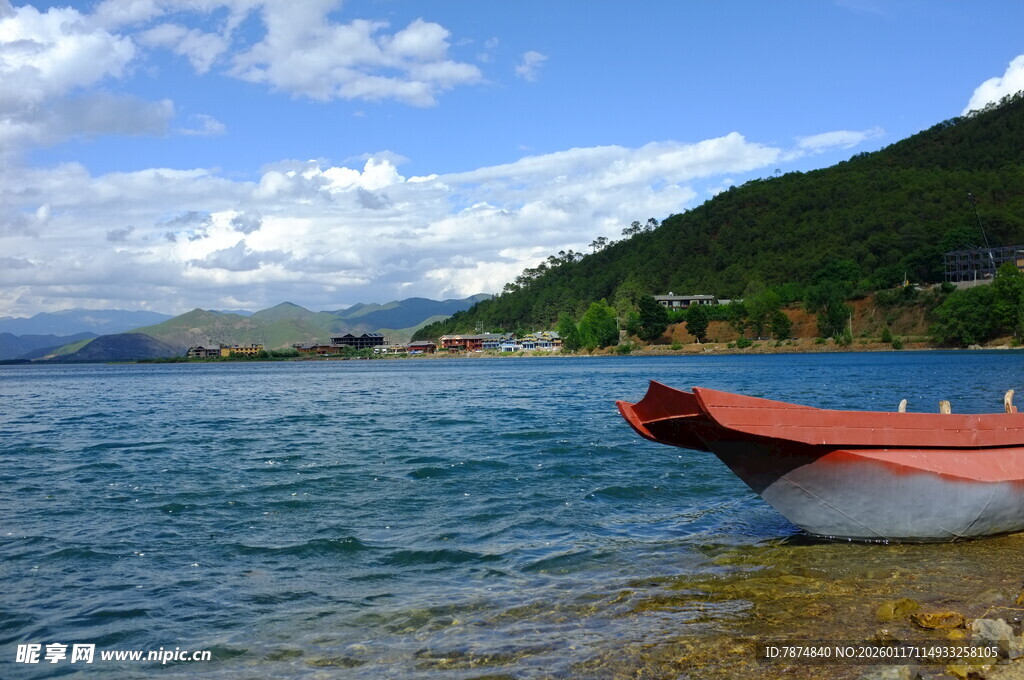 湖畔红船静泊于碧水蓝天