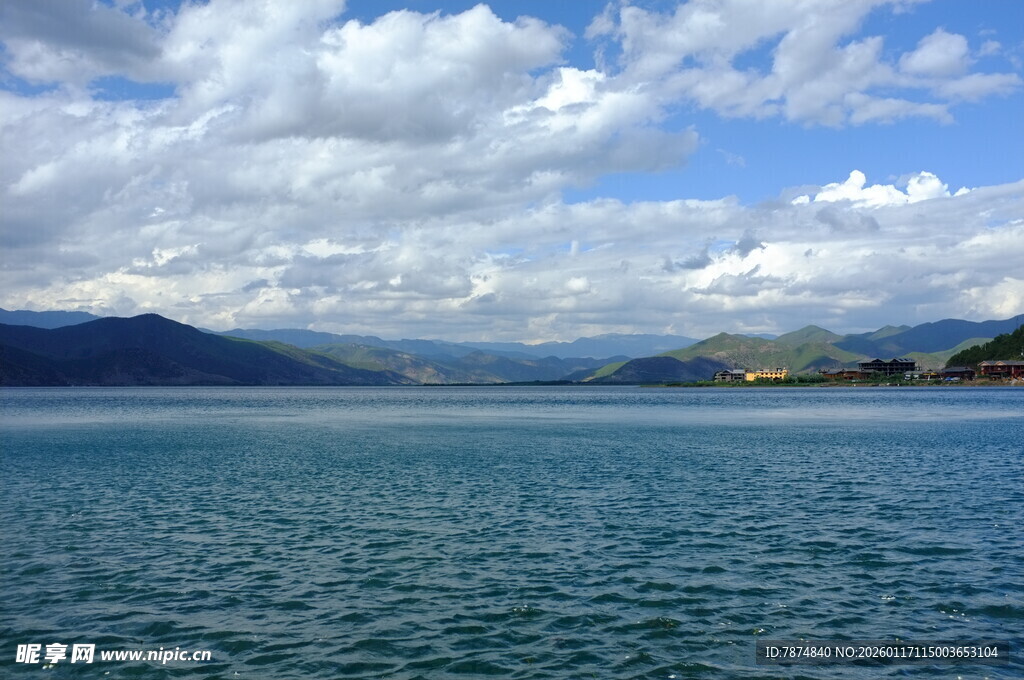 宁静湖景与远处山峦