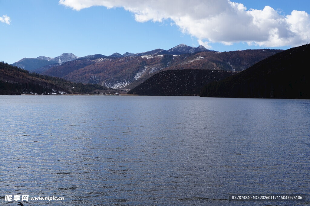宁静山水间的澄澈湖泊