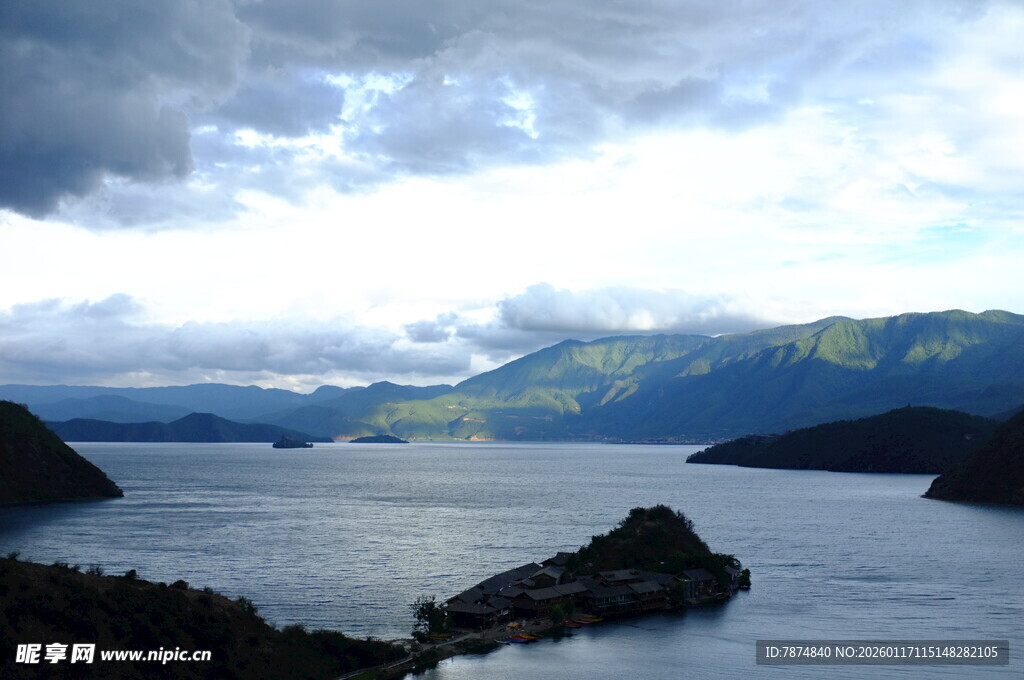湖光山色间的壮美自然景观