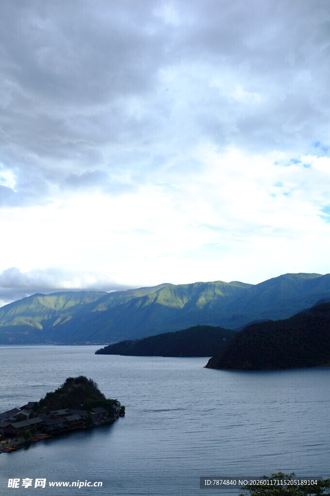 宁静山水间的湖光山色
