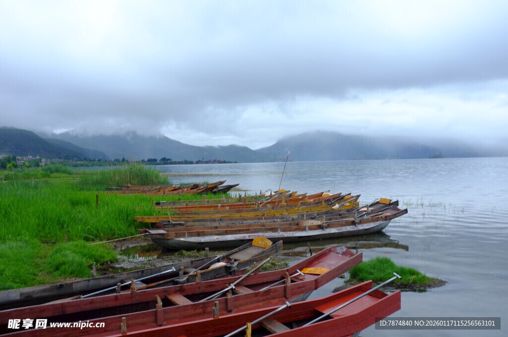 湖畔停泊的多彩船只