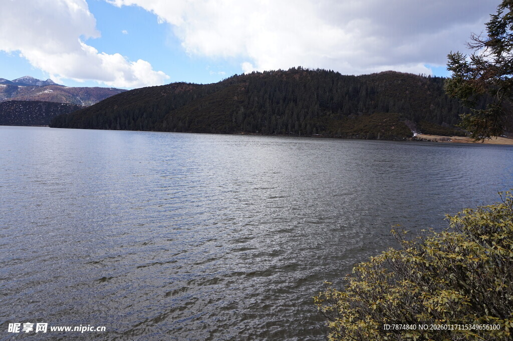 宁静湖泊与远处山峦美景
