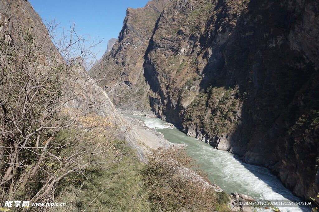 壮丽峡谷中的湍急河流