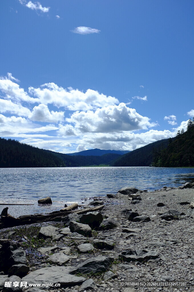 湖畔风光 碎石与蓝天白云