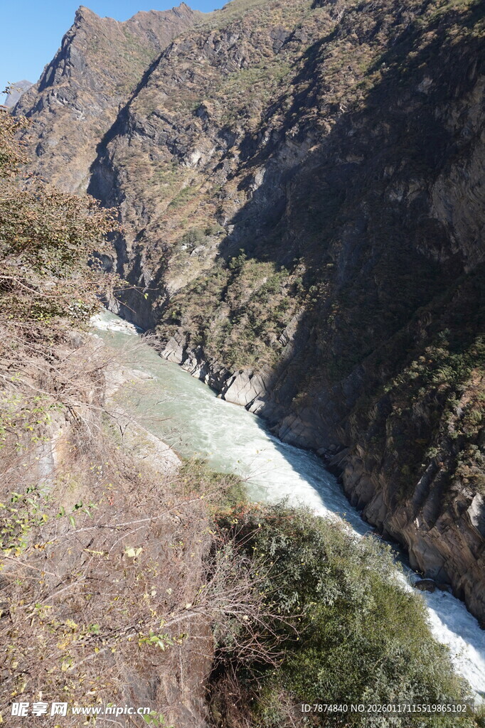 山间河谷壮丽自然景观