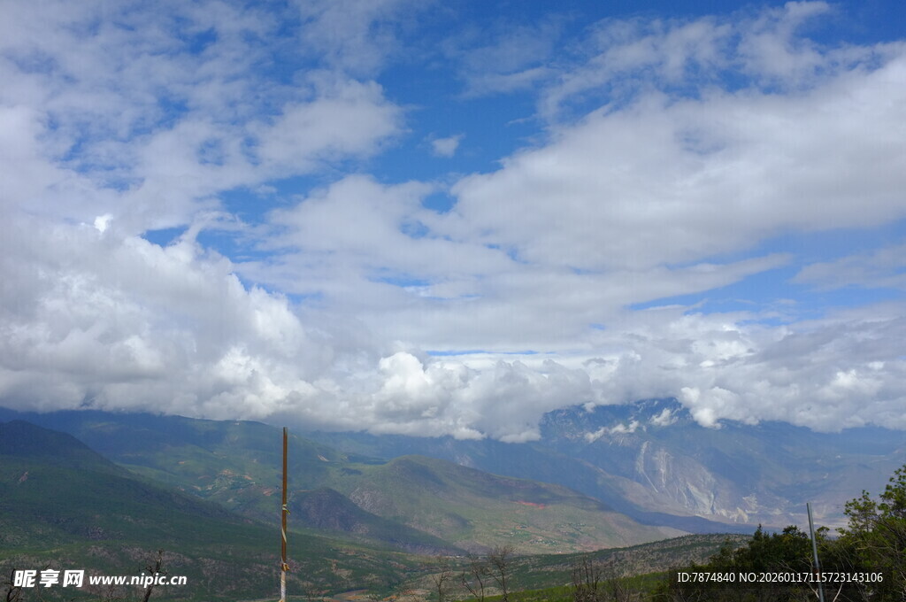 蓝天白云下的山峦美景