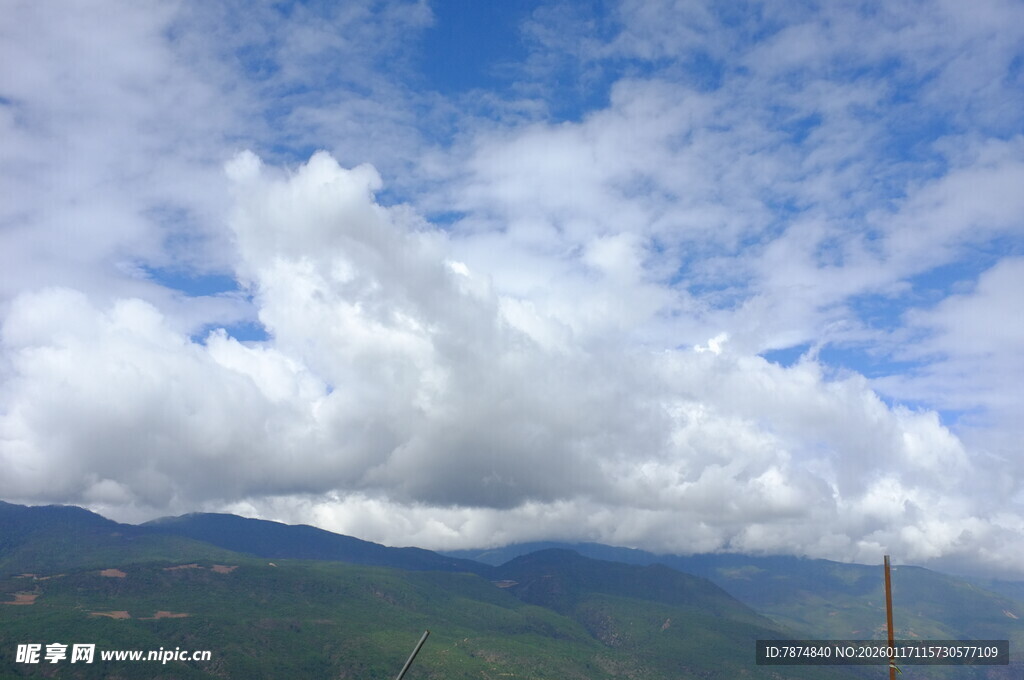 蓝天白云下的山峦美景