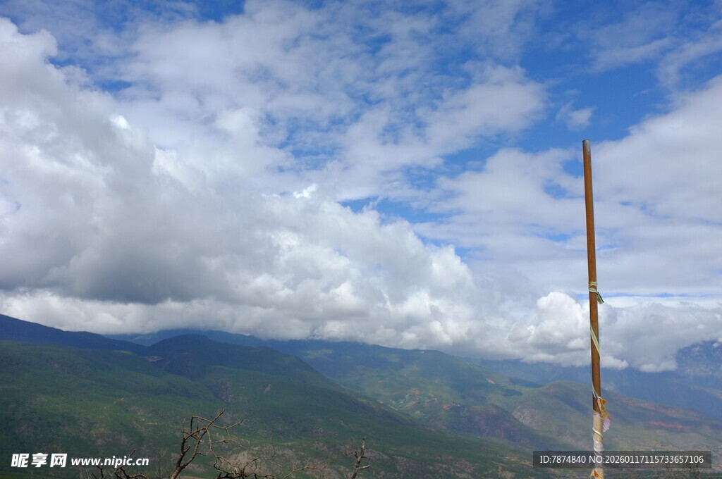 山间景致 蓝天白云与孤杆