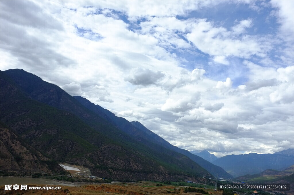 蓝天白云下的壮美山峦