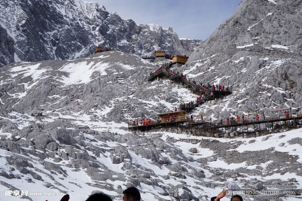 雪山栈道上的观光游客