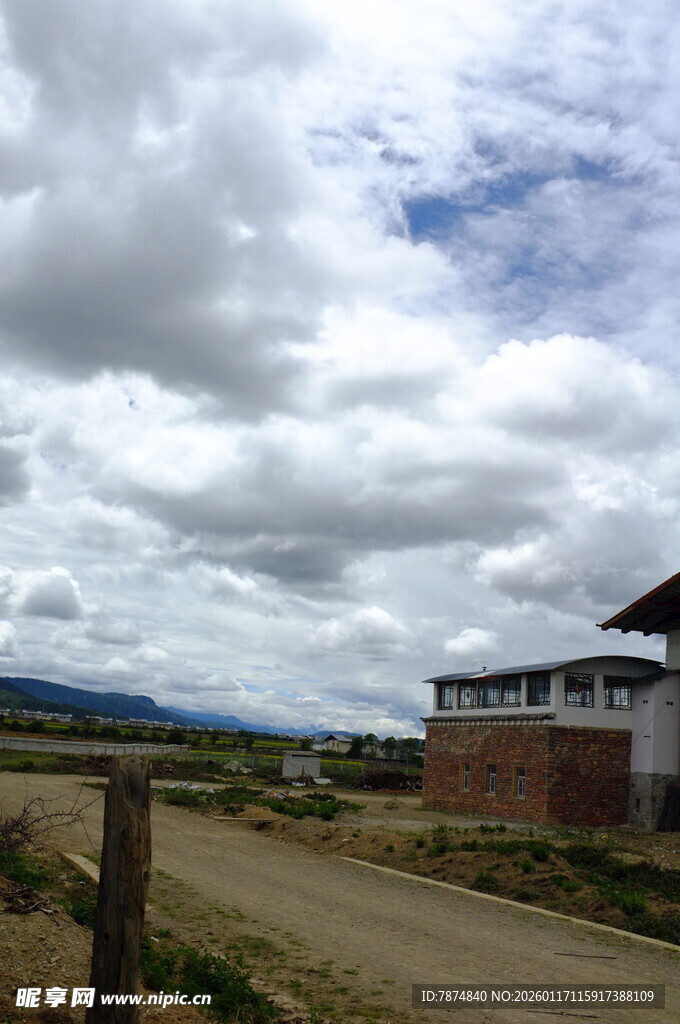 乡村土路旁的房屋与风景