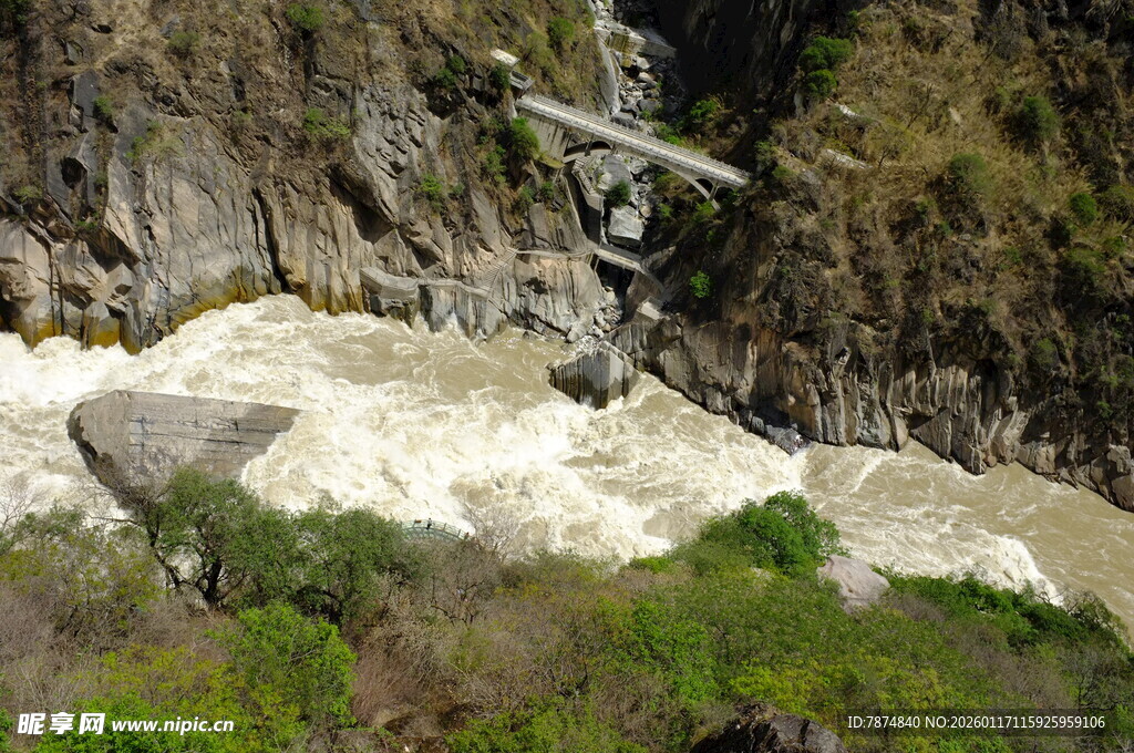 壮丽山间瀑布景观