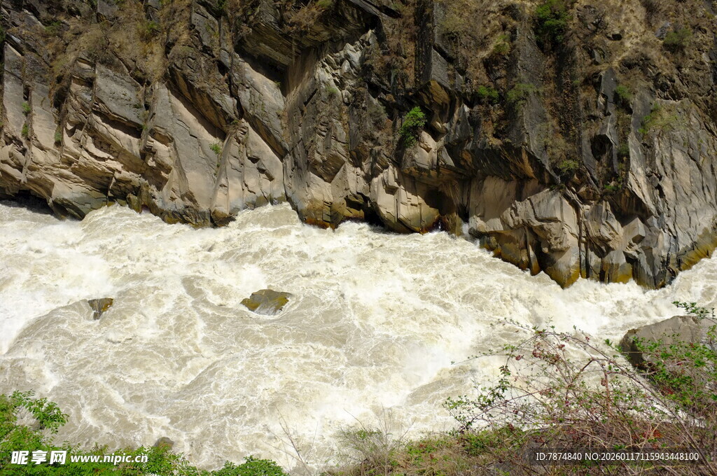 山间湍急的白色溪流