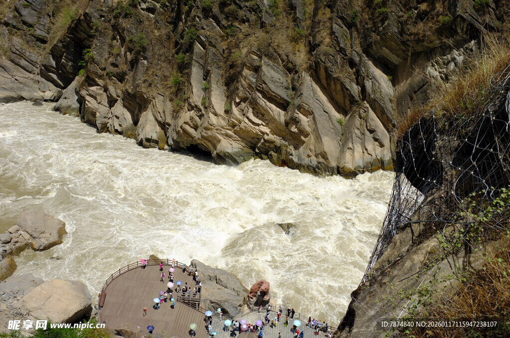 湍急河流穿峻峭峡谷