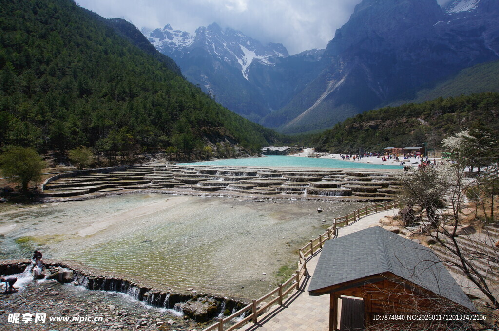 山间美景 湖畔小屋与远山