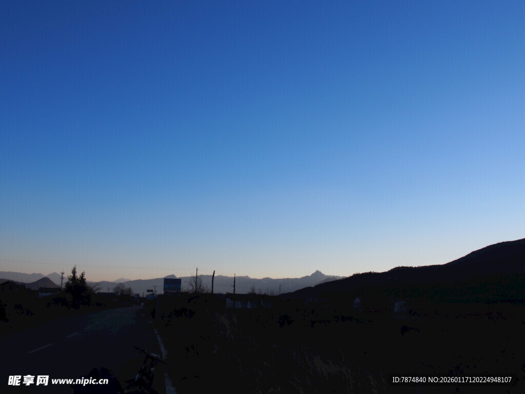 蓝天远山的自然风光