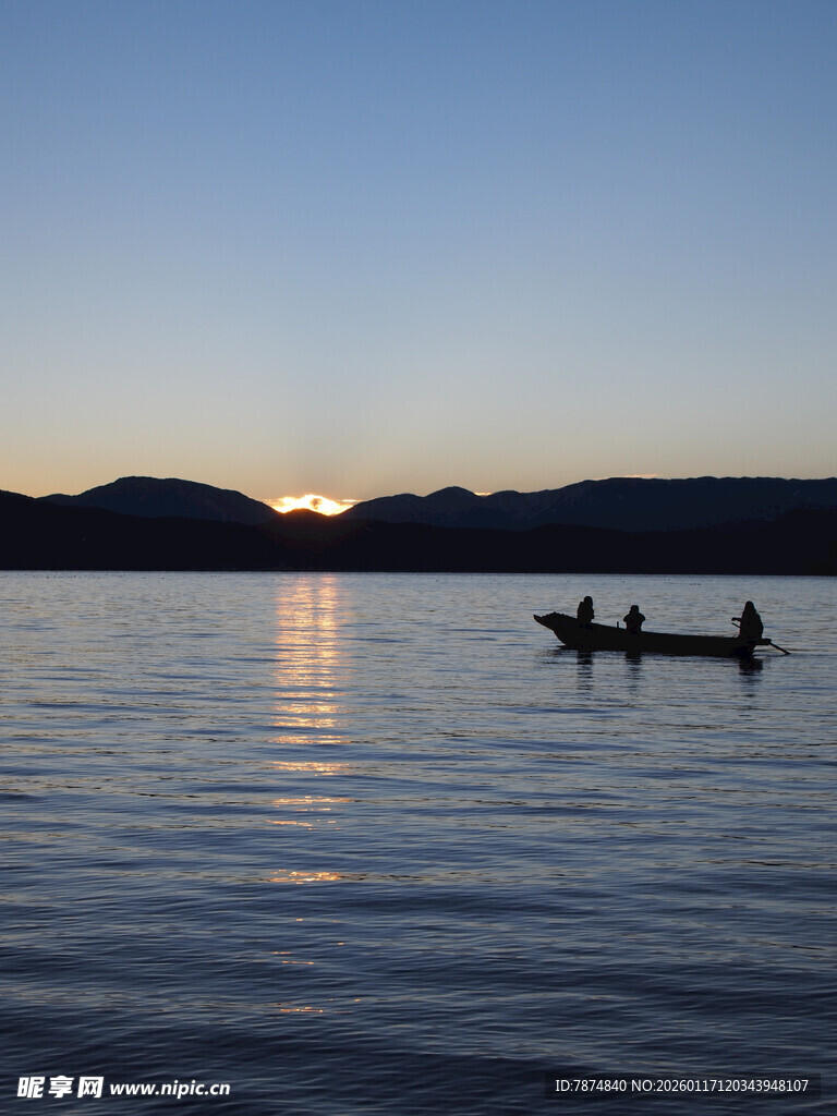 夕阳下湖面的泛舟景象
