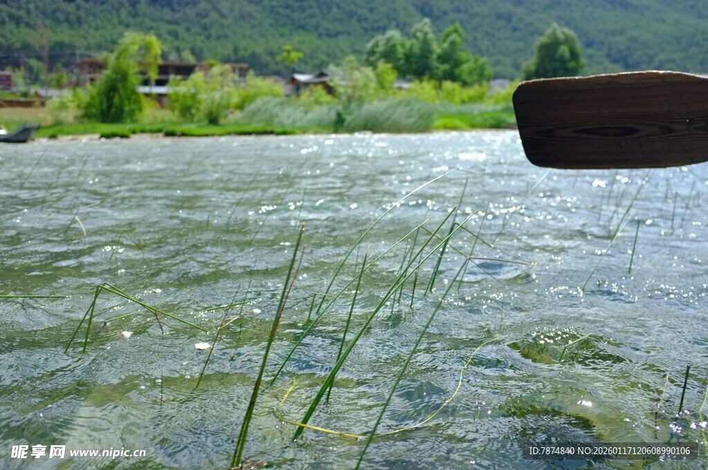 宁静河畔的自然景致