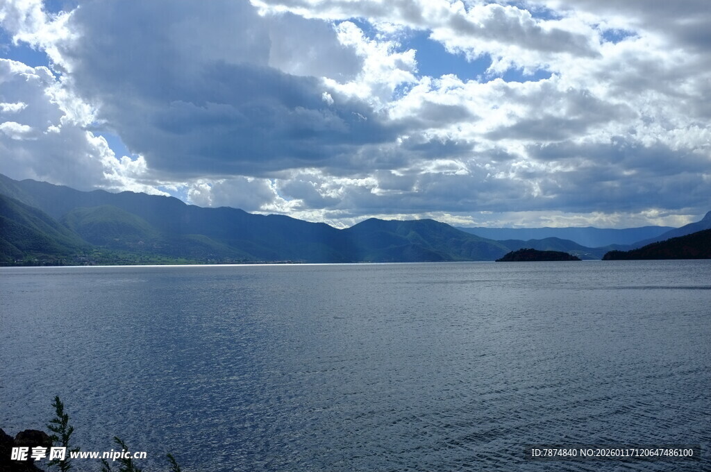 宁静湖景与远方山峦