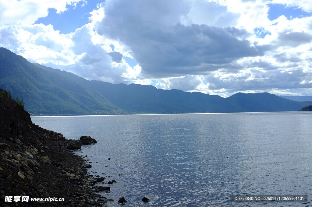宁静湖泊与远处山峦美景