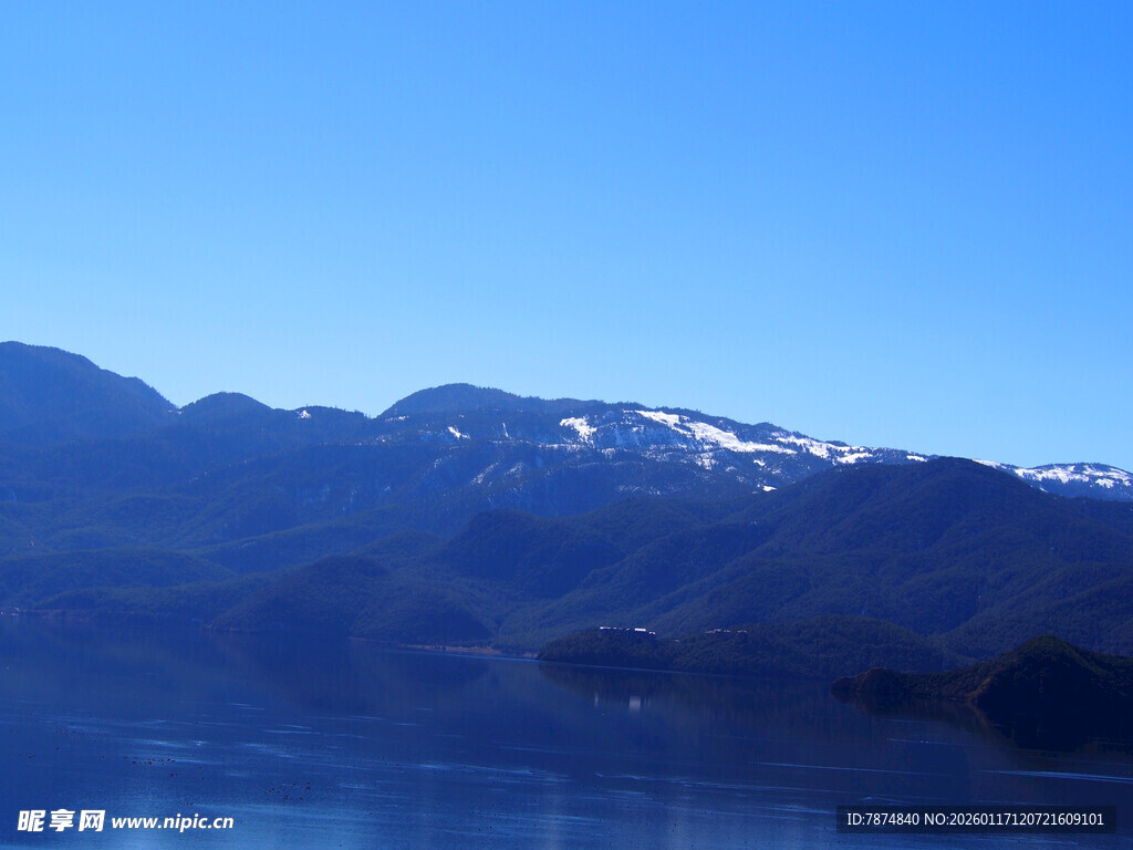 雪山映湖的壮美风光