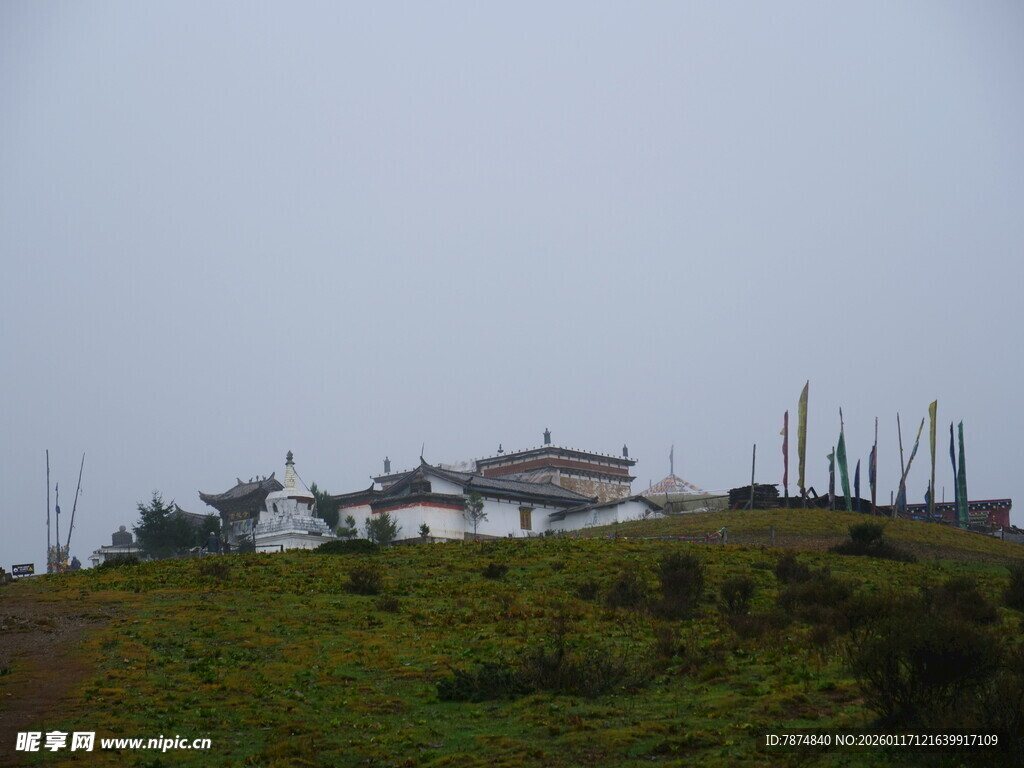 山坡上的建筑与林立设施