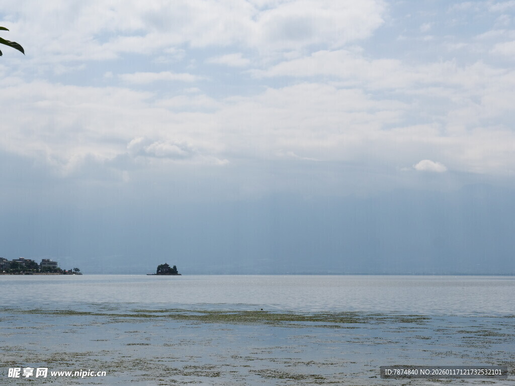 海边风景 海面船只与云朵