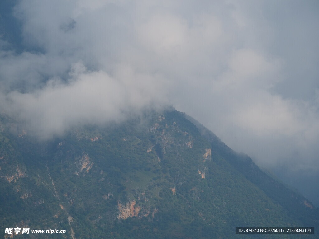 云雾缭绕的巍峨山峰