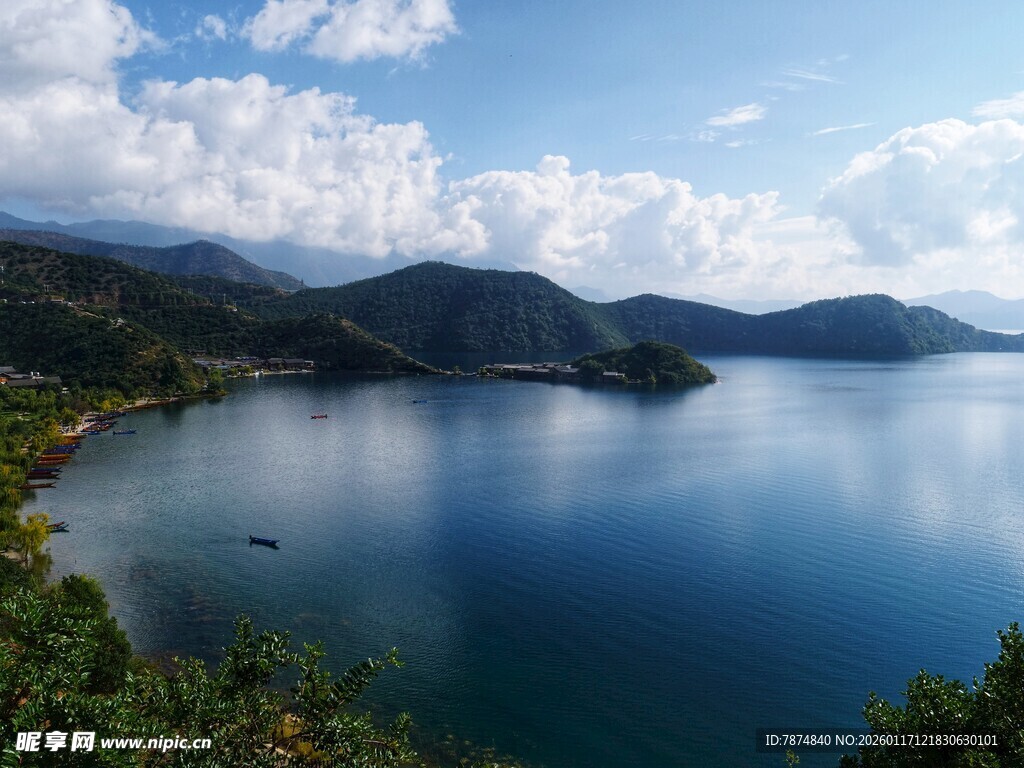 宁静湖景与远处山峦