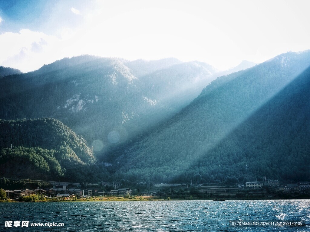 阳光照耀下的山水美景