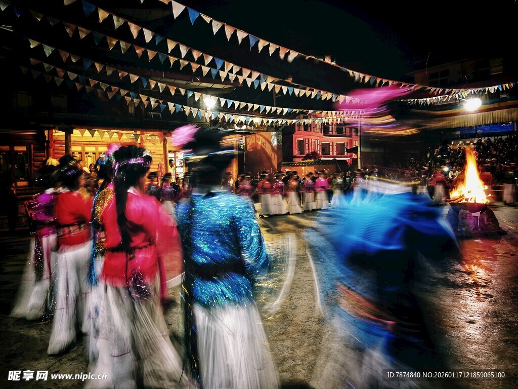 热闹民族篝火晚会场景