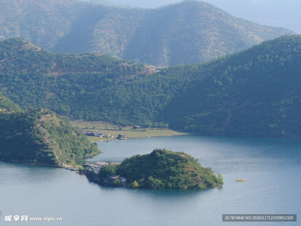 湖光山色中的湖心小岛
